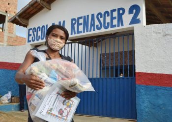 Guaratinga: Mais de 50 toneladas de alimentos são distribuídos para famílias de alunos