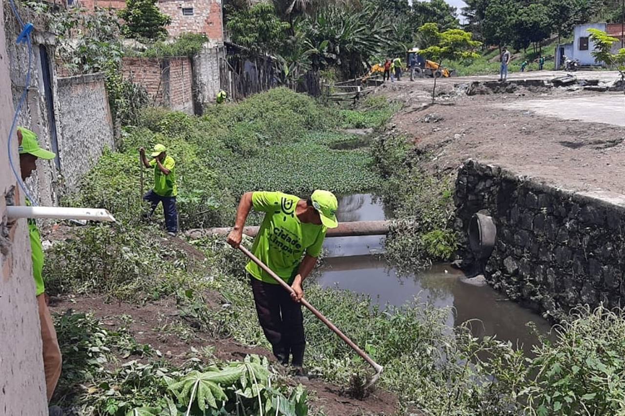 Eunápolis: Secretaria de Serviços Públicos realiza limpeza no Córrego do Gravatá para evitar enchentes 2 WhatsApp Image 2021 10 14 at 12.57.30 1