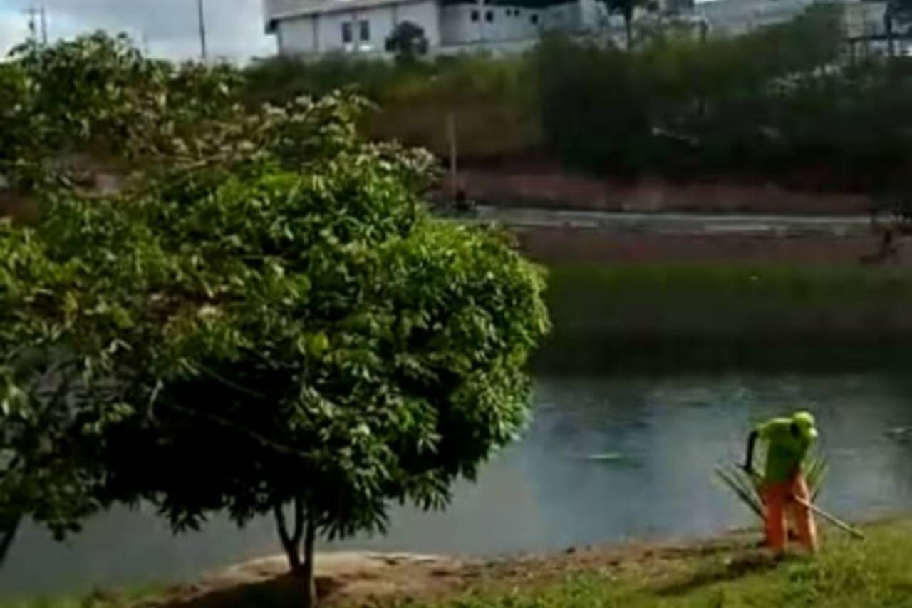 Eunápolis: Secretaria de Serviços Públicos realiza limpeza de preservação na lagoa do Dinah Borges 2 lagoa2