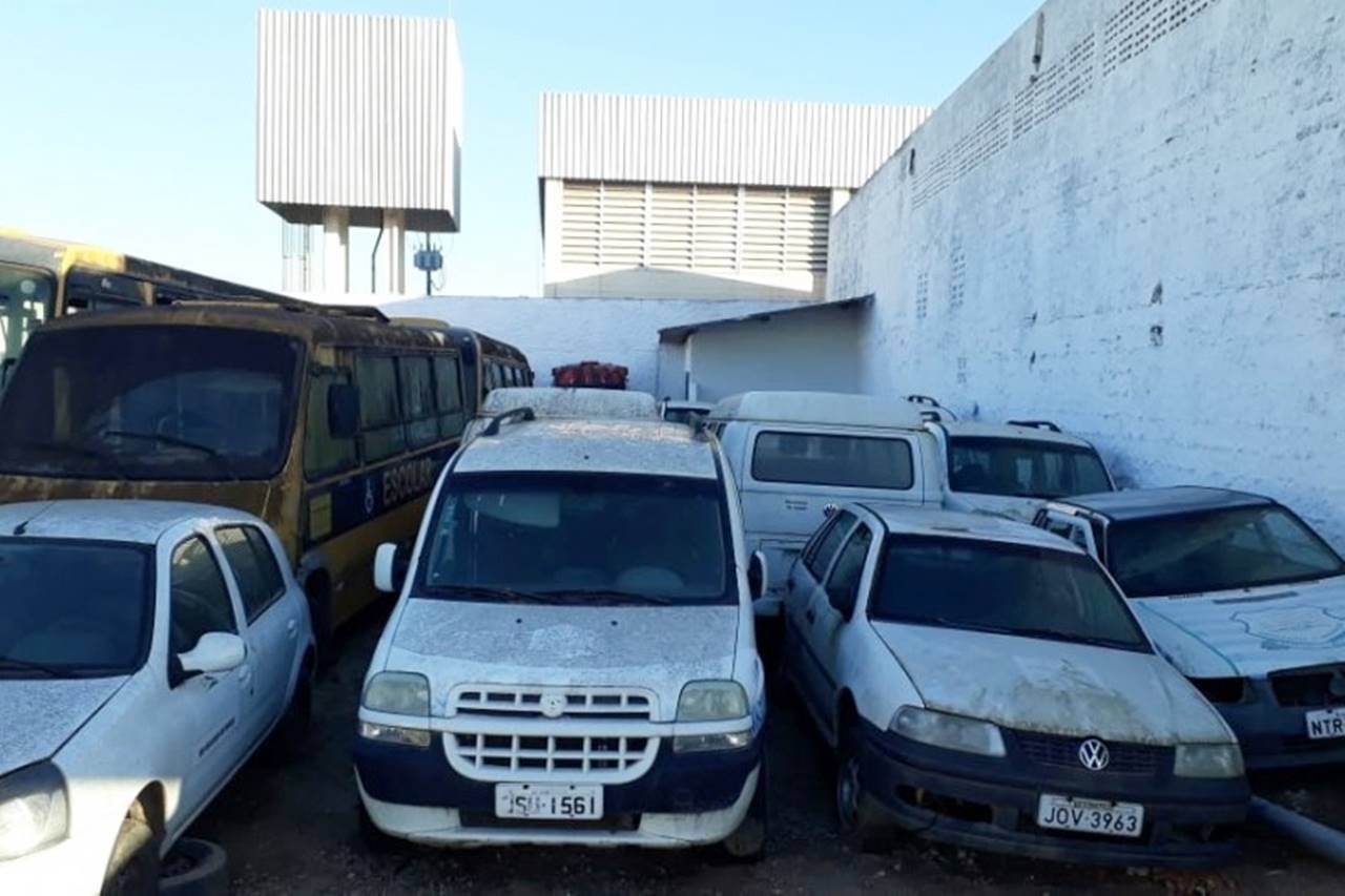 Eunápolis: Prefeitura renova frota de transporte escolar ofertando cerca de 80 veículos para estudantes da rede pública municipal 2 frota4