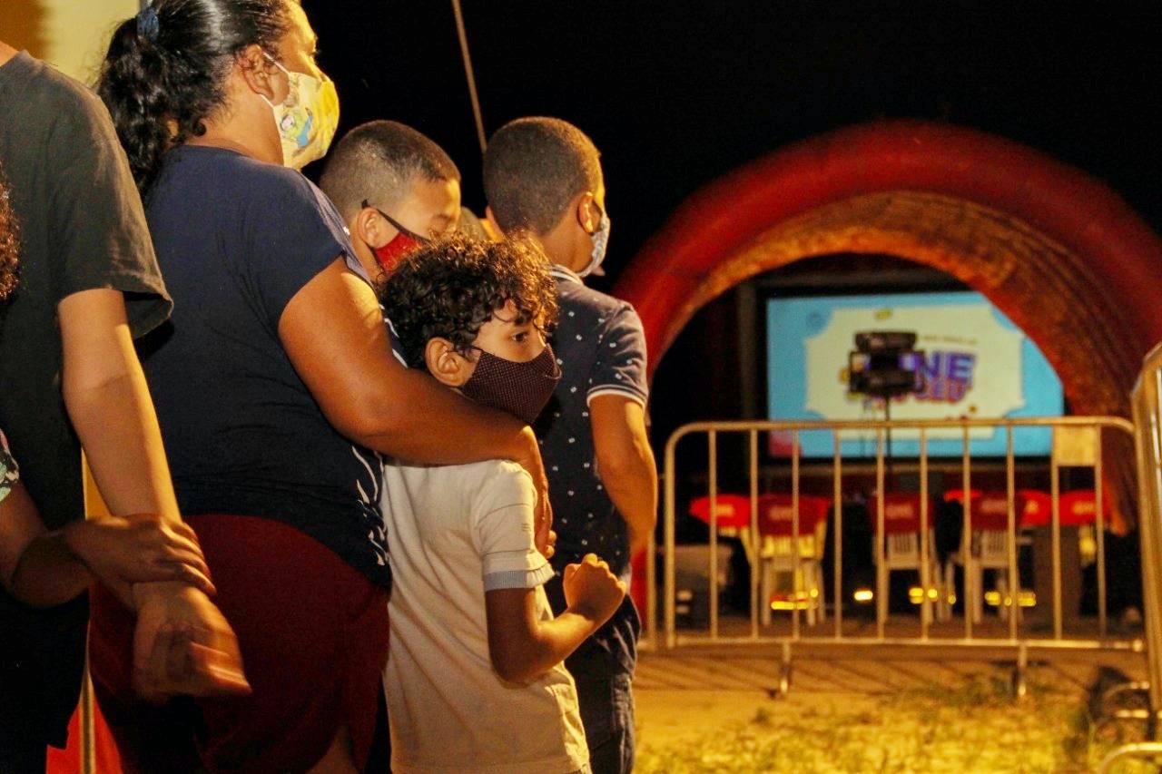 Eunápolis: Abertura do "Cine ao Céu" exibe filme em tela gigante para moradores do Juca Rosa 2 WhatsApp Image 2021 12 18 at 18.10.31 2