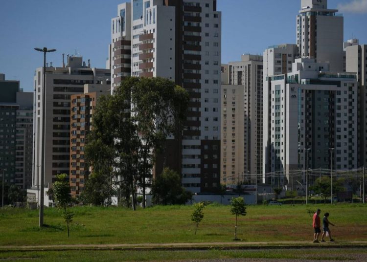 Águas Claras, Brasília DF, Brasil 1/5/2018 Foto: Andre Borges/Agência Brasília.

Uma das regiões administrativas que mais cresce no Distrito Federal, Águas Claras completa 15 anos em 6 de maio. A programação de aniversário se estende por todo o mês com eventos esportivos e culturais para todas as idades.

De 4 a 31 de maio, os moradores terão diversos pontos da cidade ocupados com música, arte, corridas e campeonatos de futevôlei e de society.