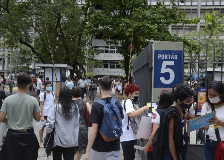 Estudantes chegam para o primeiro dia de prova do Enem 2021.