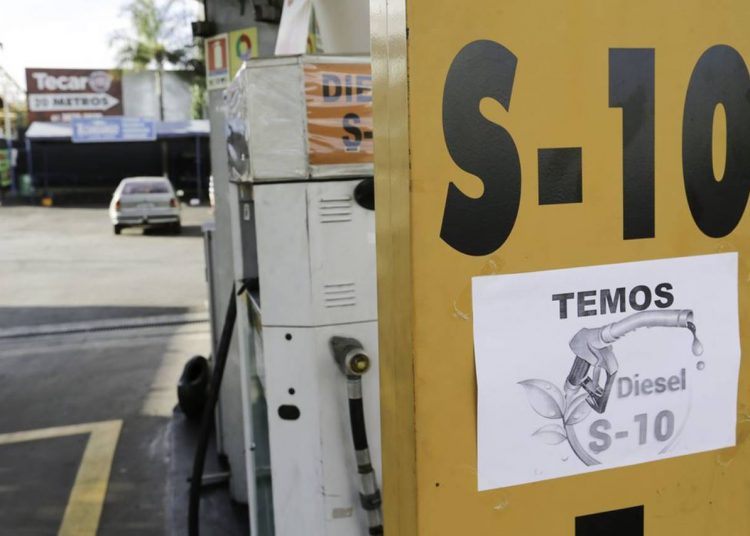 Motoristas formam fila à espera de combustível. Nos postos visitados, apenas havia diesel S10.