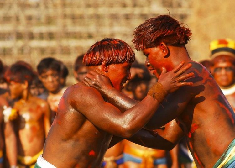 Índios lutam a tradicional Huka- huka durante a festa do Quarup, na aldeia dos Yaualapiti