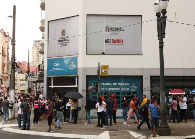 Fila no mutirão de emprego realizado pela Prefeitura de São Paulo no Cate Central da Avenida Rio Branco.