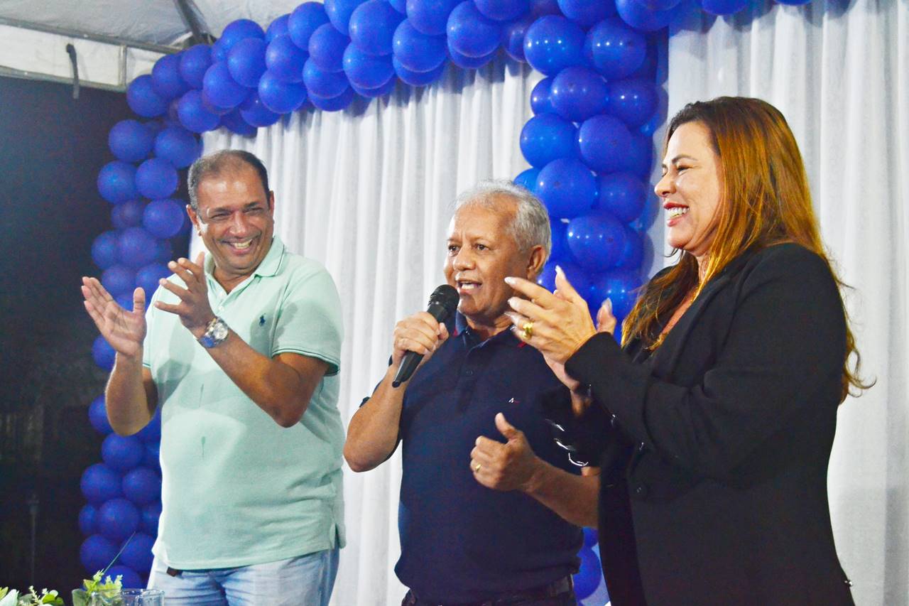 Itamaraju: Soane Galvão é recepcionada por centenas de pessoas. O prefeito de Ilhéus, Mário Alexandre e o ex-candidato a prefeito de Itamaraju, Luiz Mario também estiveram presentes 4 DSC 0181