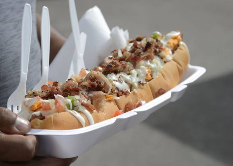 Versões gigantes de sanduíche de pão com linguiça na Feira Nacional do Podrão, que reúne opções de lanches e gastronomia popular de rua no Terreirão do Samba, no centro da cidade.