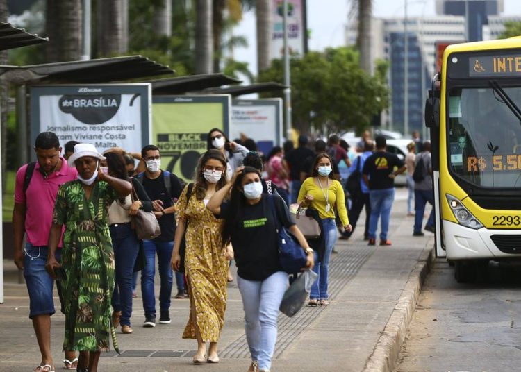 Uso de máscaras é flexibilizado ao ar livre a partir desta quarta-feira (03) no Distrito Federal.
