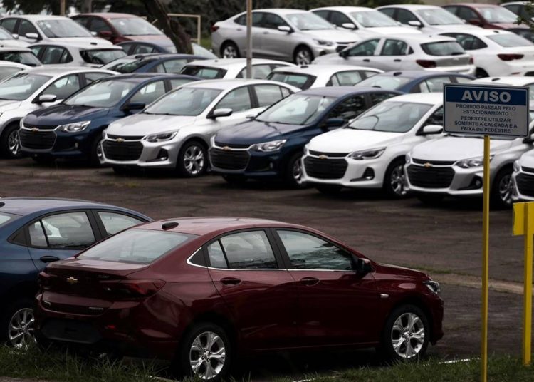 Carros novos em pátio de fábrica da General Motors em São José dos Campos (SP) 
19/03/2020
REUTERS/Roosevelt Cassio