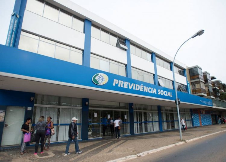 Servidores do Instituto Nacional do Seguro Social (INSS) entraram em greve por tempo indeterminado. Eles reivindicam reajuste salarial de 27,5% e melhores condições de trabalho (Marcelo Camargo/Agência Brasil)