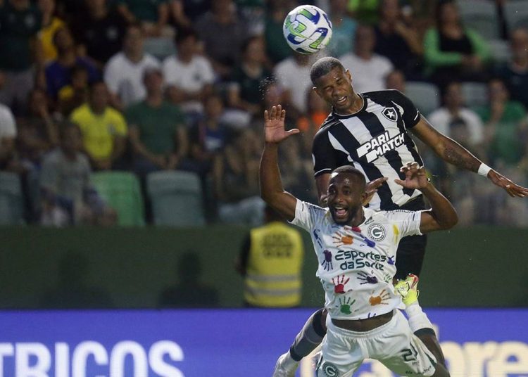 Junior Santos. Goias x Botafogo pelo Campeonato Brasileiro no Estadio Haile Pinheiro. 14 de Maio de 2023, Goiania, GO, Brasil. Foto: Vitor Silva/Botafogo. 
Imagem protegida pela Lei do Direito Autoral Nº 9.610, DE 19 DE FEVEREIRO DE 1998. Sendo proibido qualquer uso comercial, remunerado e manipulacao/alteracao da obra.